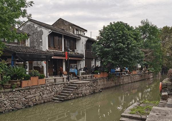 英国利物浦市中心一座4层建筑发生火灾 出现倒塌迹象